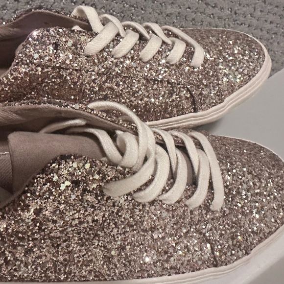 💫✨ 5 for $20 || super cute NWOT gold sparkle / sequin old navy sneakers - size 8 - Picture 6 of 10